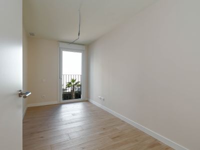 Dormitorio con balcón