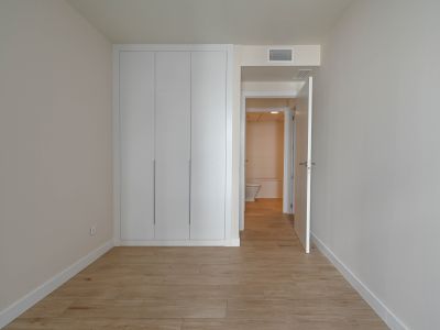 Dormitorio con baño en suite