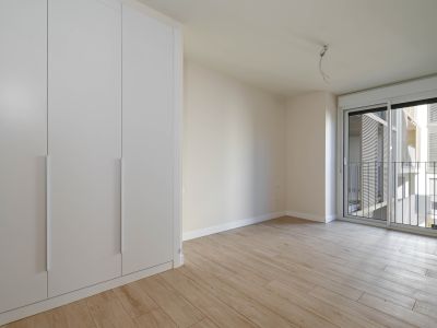 Dormitorio con armario empotrado