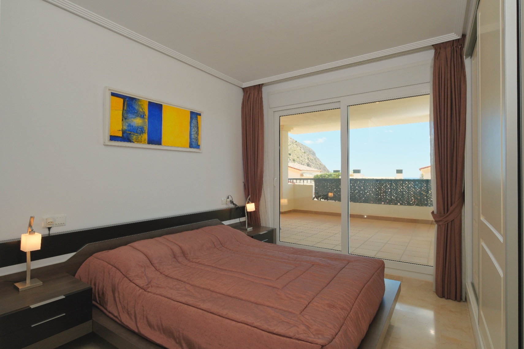 Dormitorio con acceso a terraza