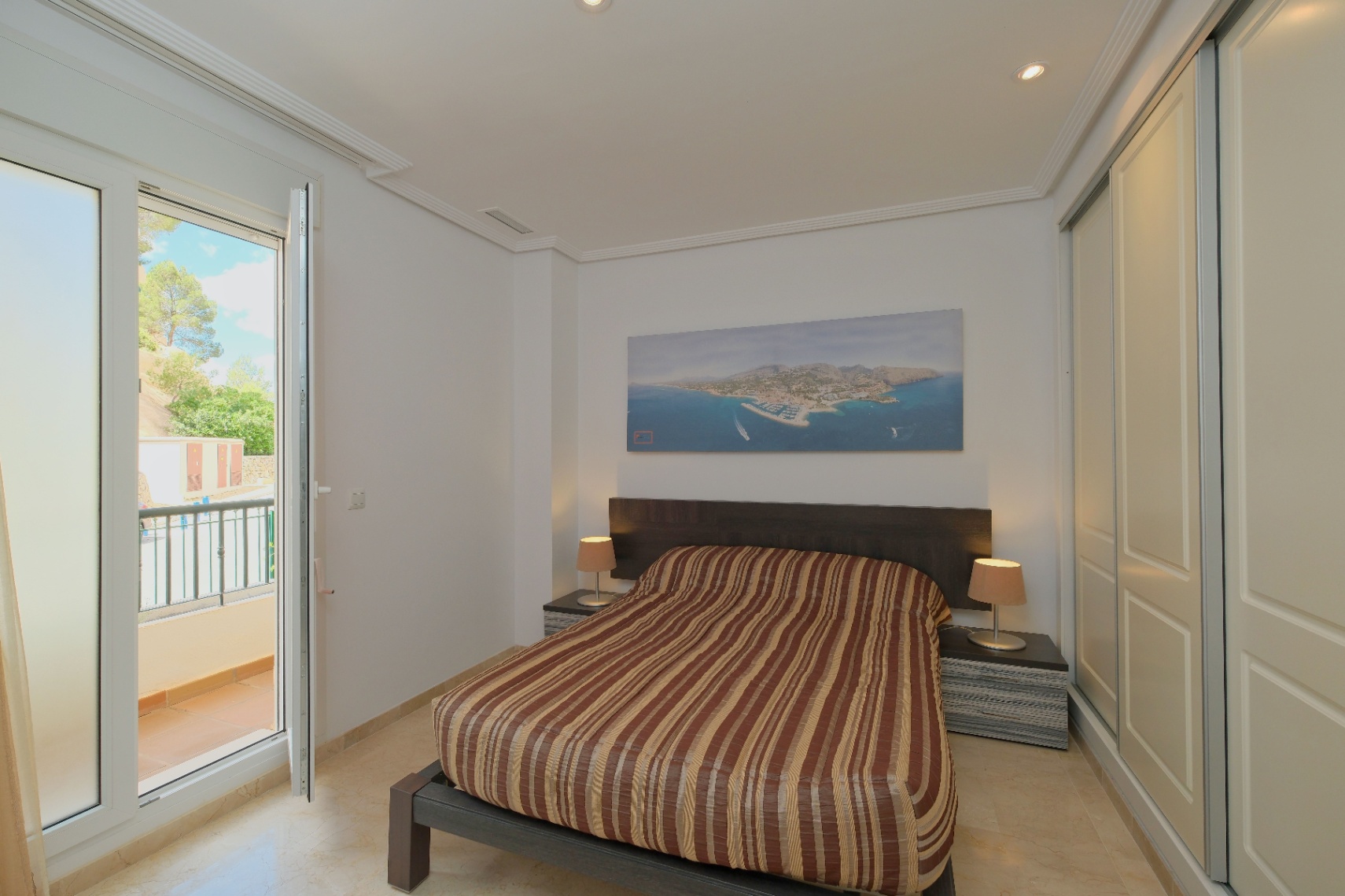 Dormitorio con balcón