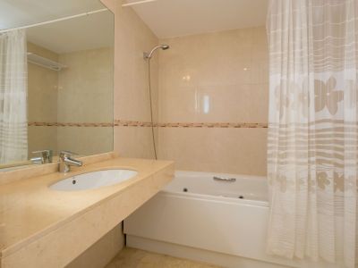 Cuarto de baño con bañera