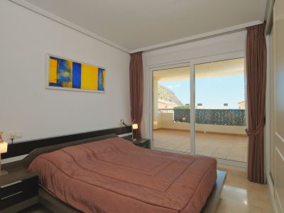Dormitorio con acceso a terraza