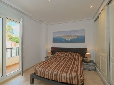Dormitorio con balcón