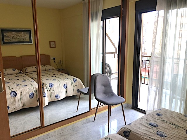 Dormitorio con balcón