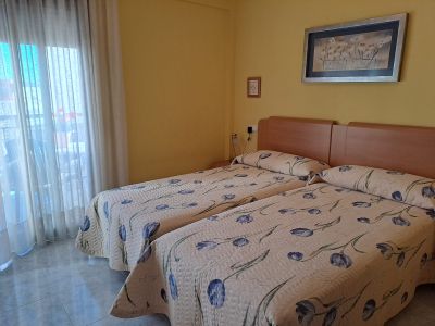 Dormitorio con acceso a terraza