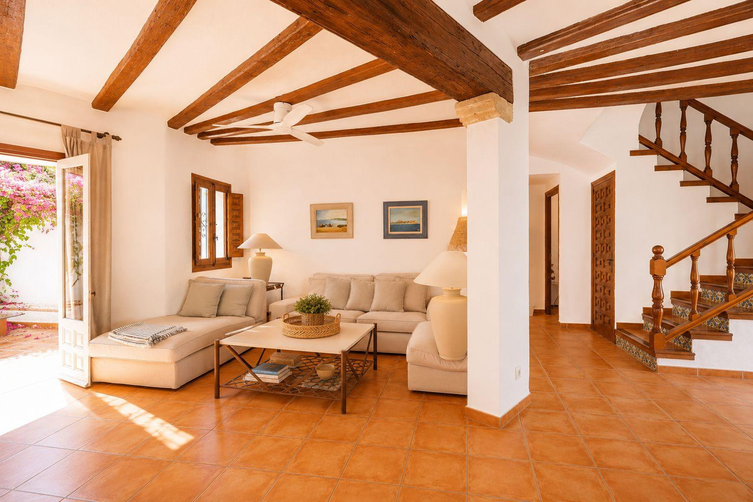 Salón con escalera