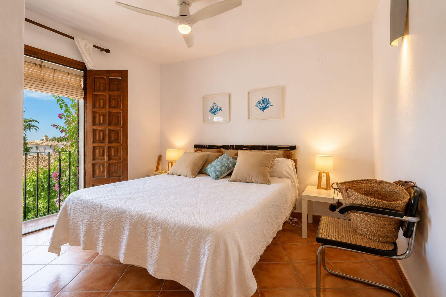 Dormitorio con balcón