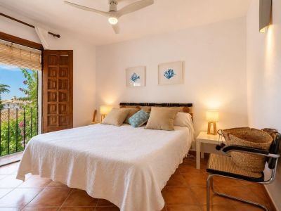 Dormitorio con balcón