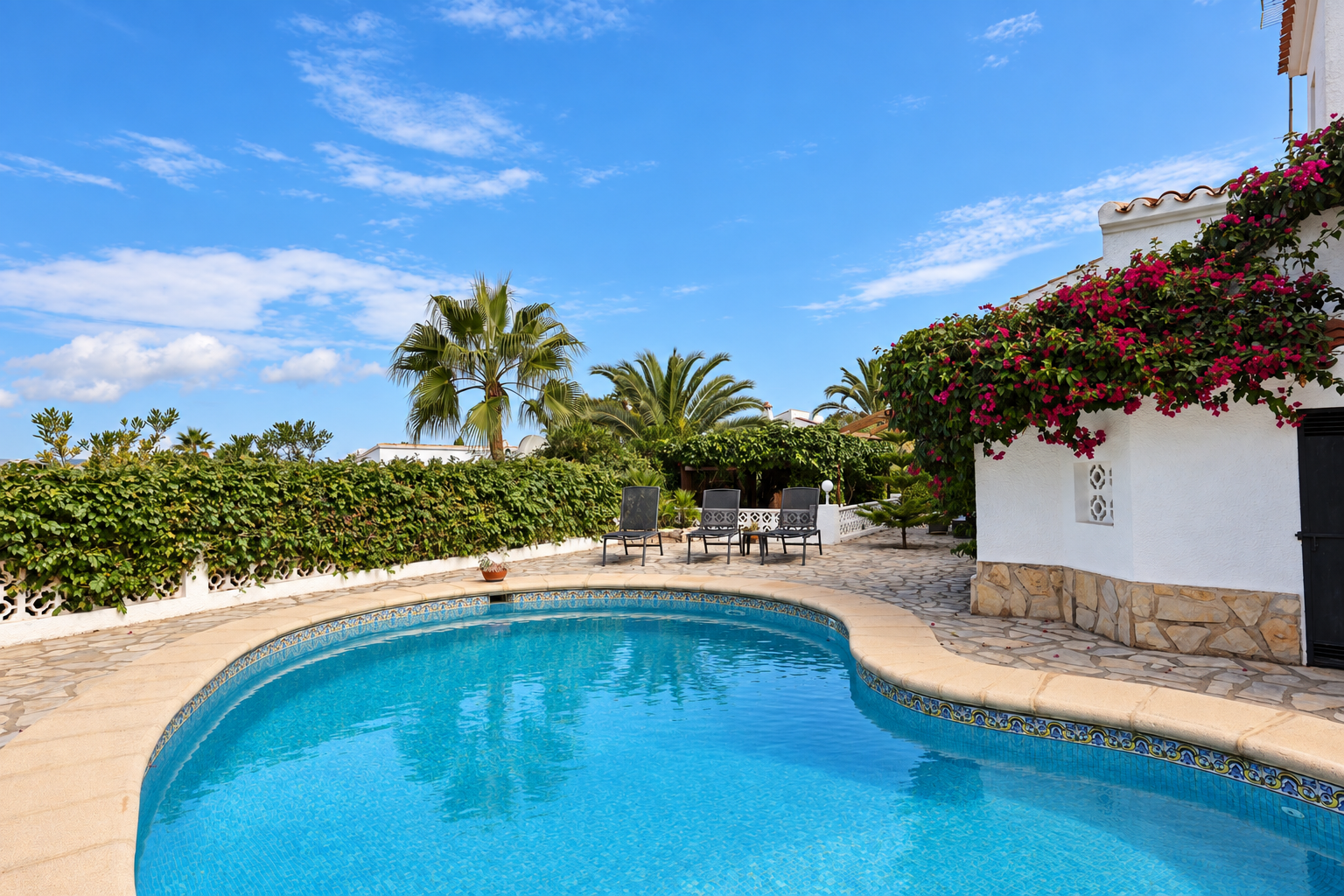Piscina y terraza exterior