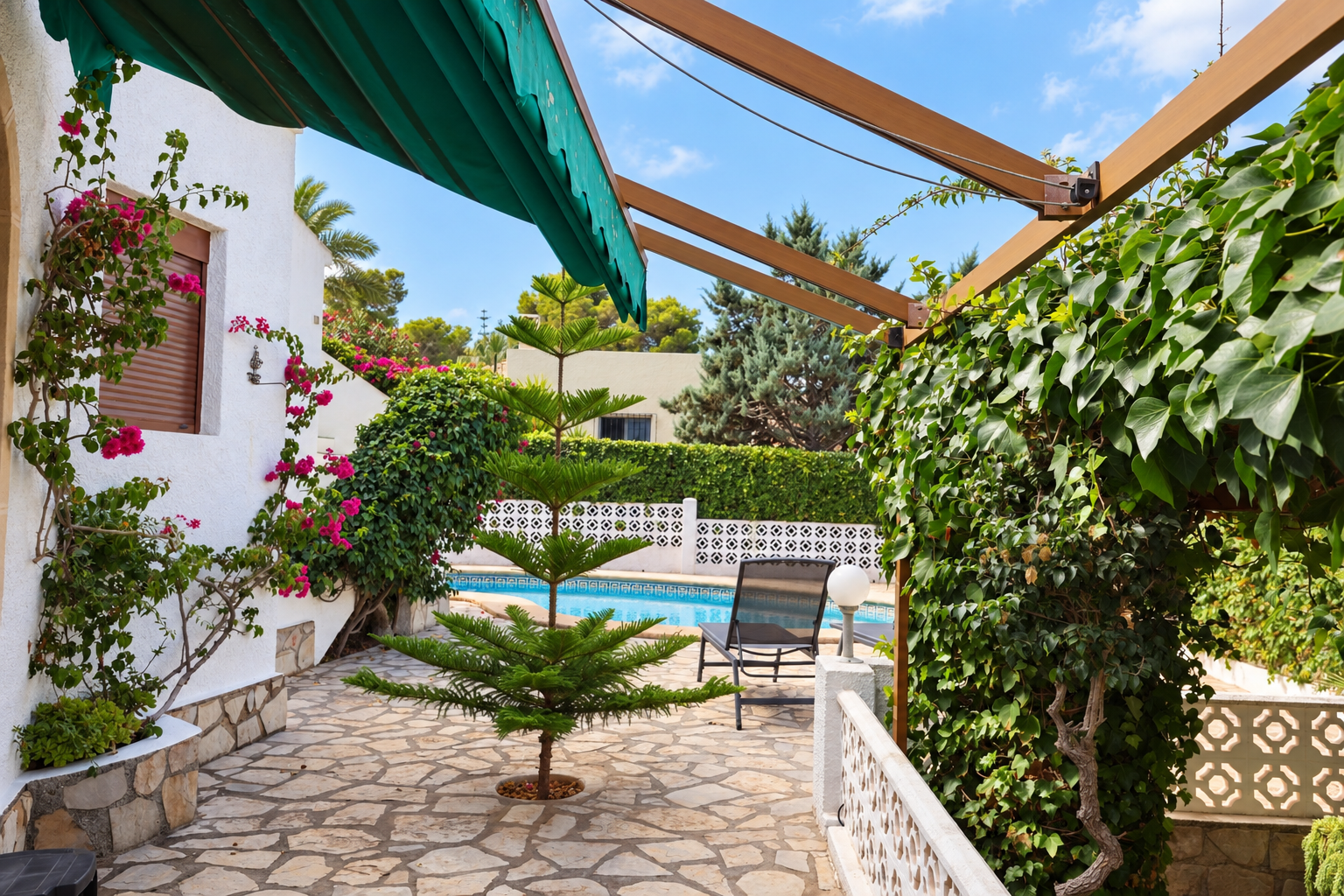 Terraza exterior y piscina