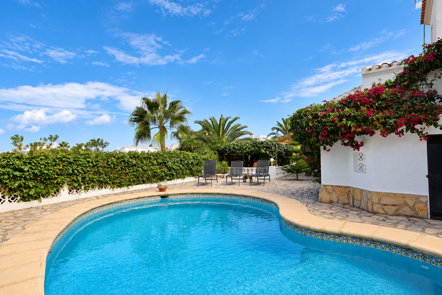 Piscina y terraza