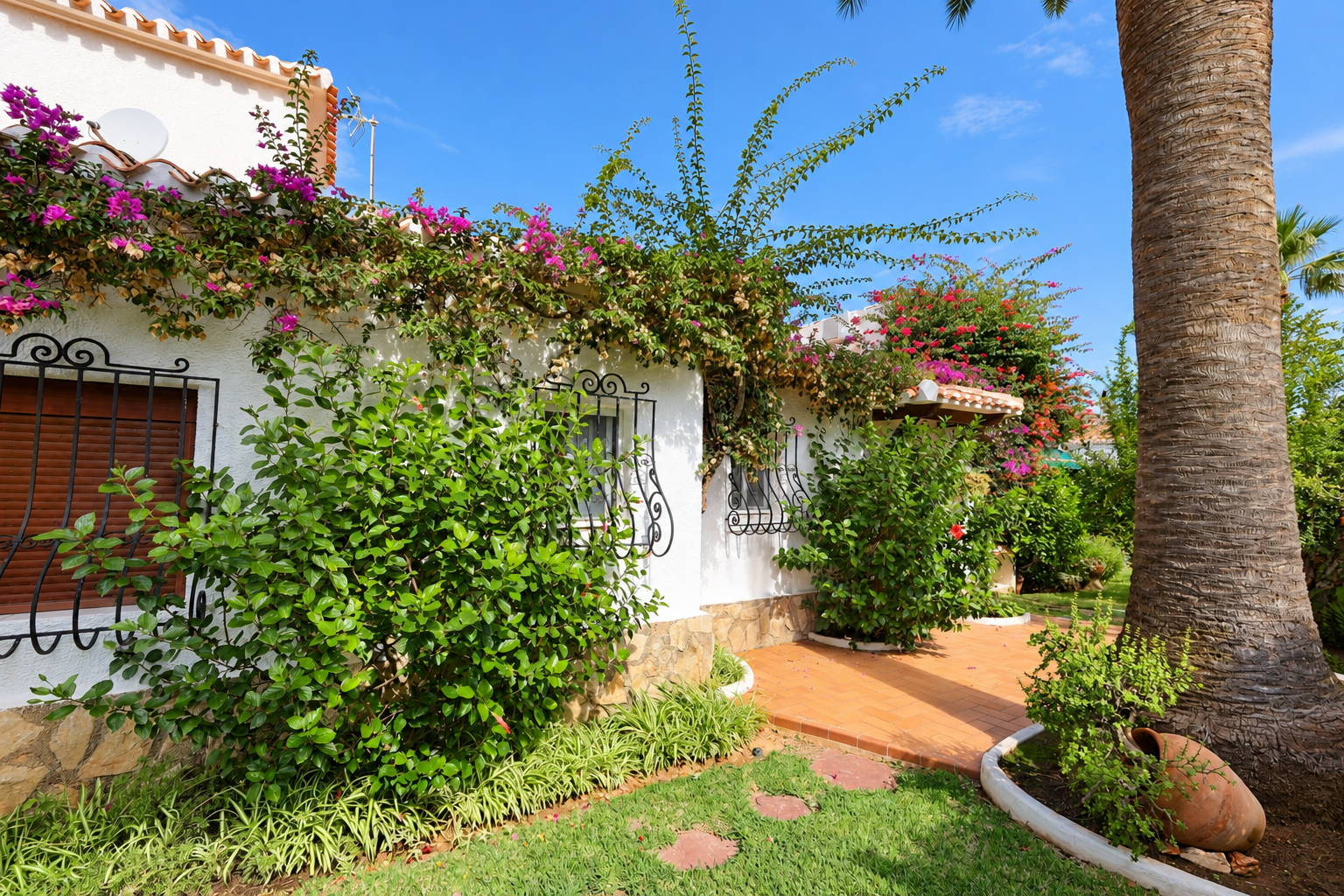 Fachada exterior y jardín