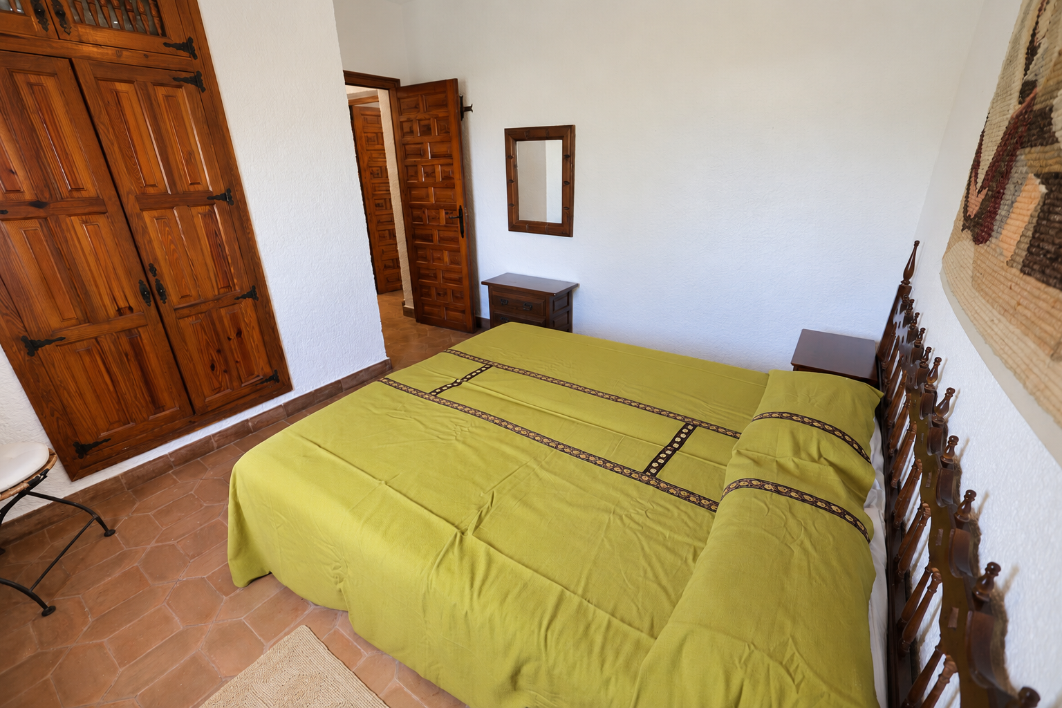 Dormitorio con armario empotrado