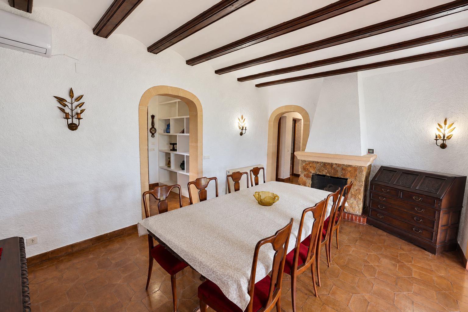 Comedor con chimenea