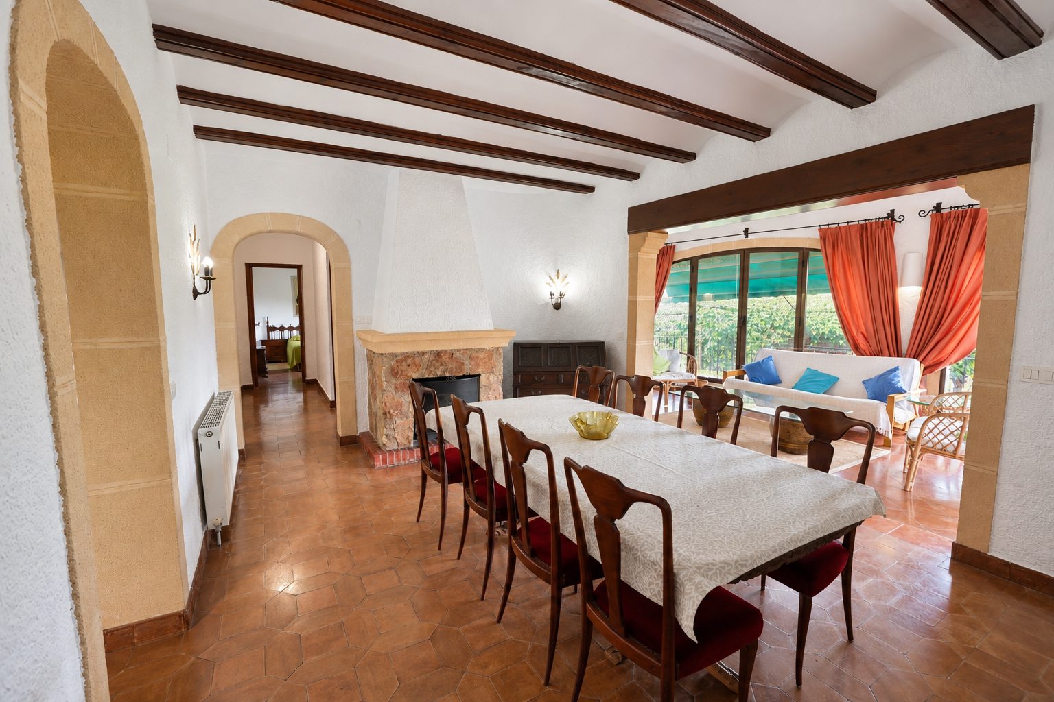 Comedor con chimenea