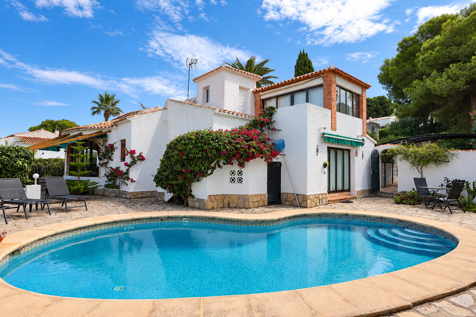 Piscina y exterior de la villa