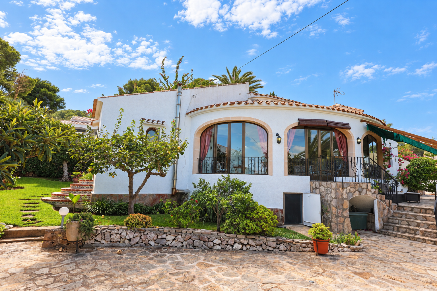 Fachada exterior y jardín