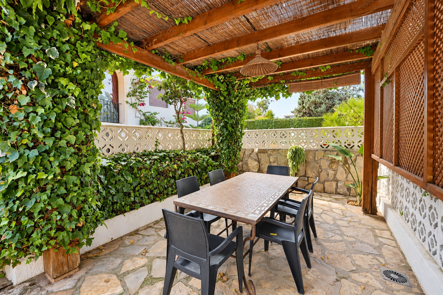 Terraza cubierta con pérgola