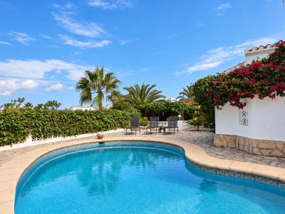 Piscina y terraza exterior