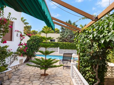 Terraza exterior y piscina