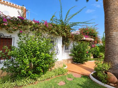 Fachada exterior y jardín