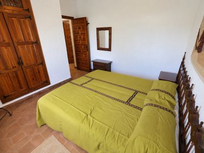 Dormitorio con armario empotrado