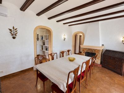 Comedor con chimenea