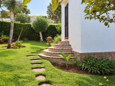 Jardín y acceso exterior
