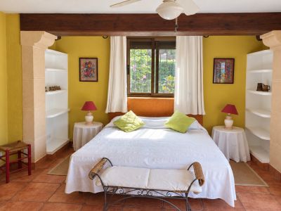 Dormitorio con vistas al jardín