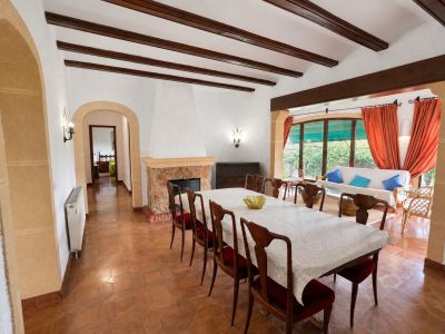 Comedor con chimenea