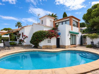 Piscina y exterior de la villa