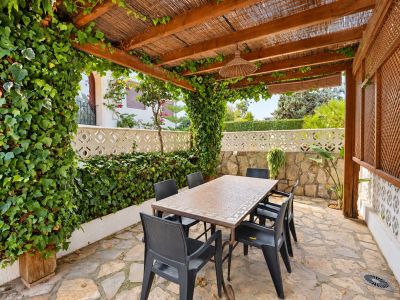 Terraza cubierta con pérgola