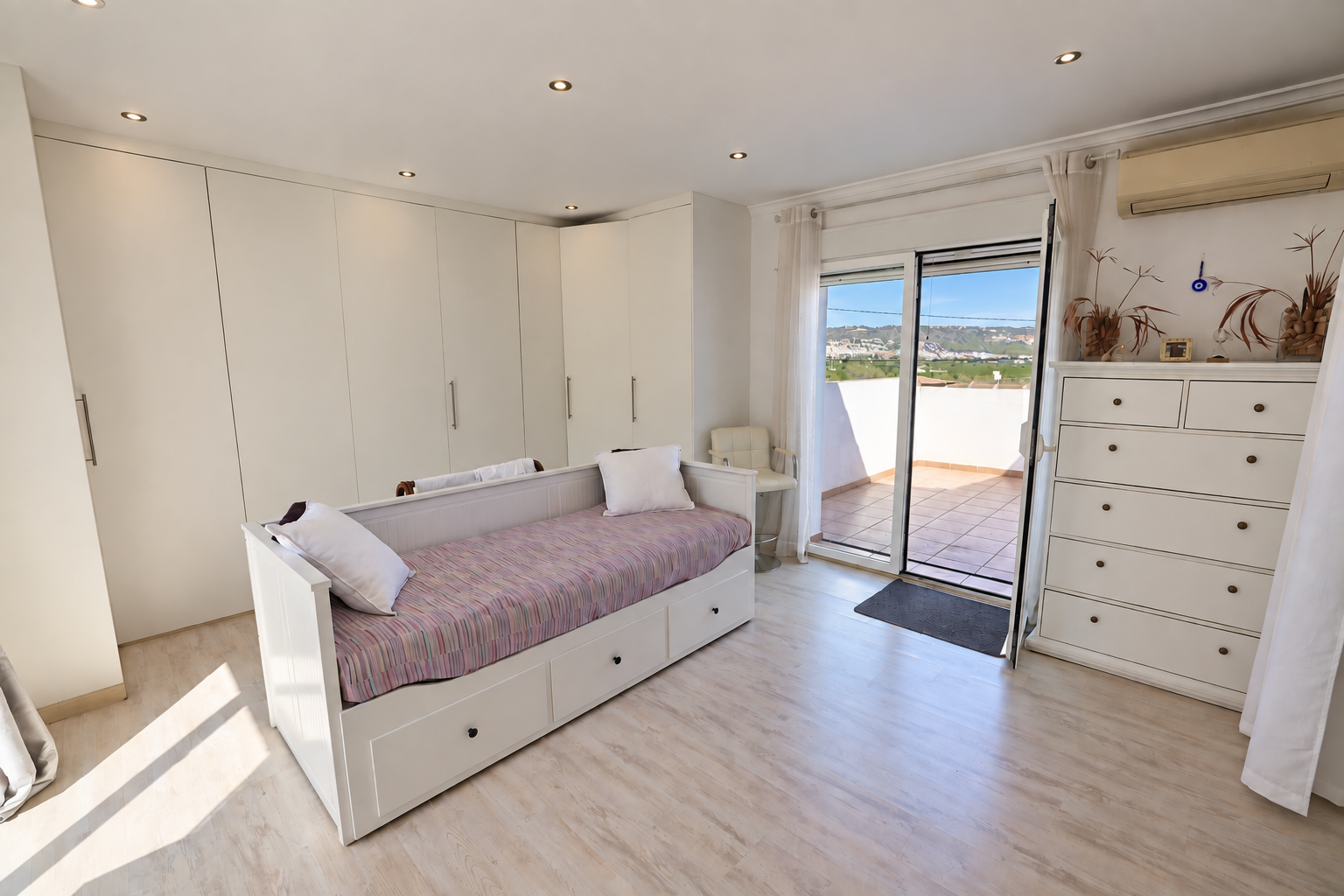 Dormitorio con terraza privada
