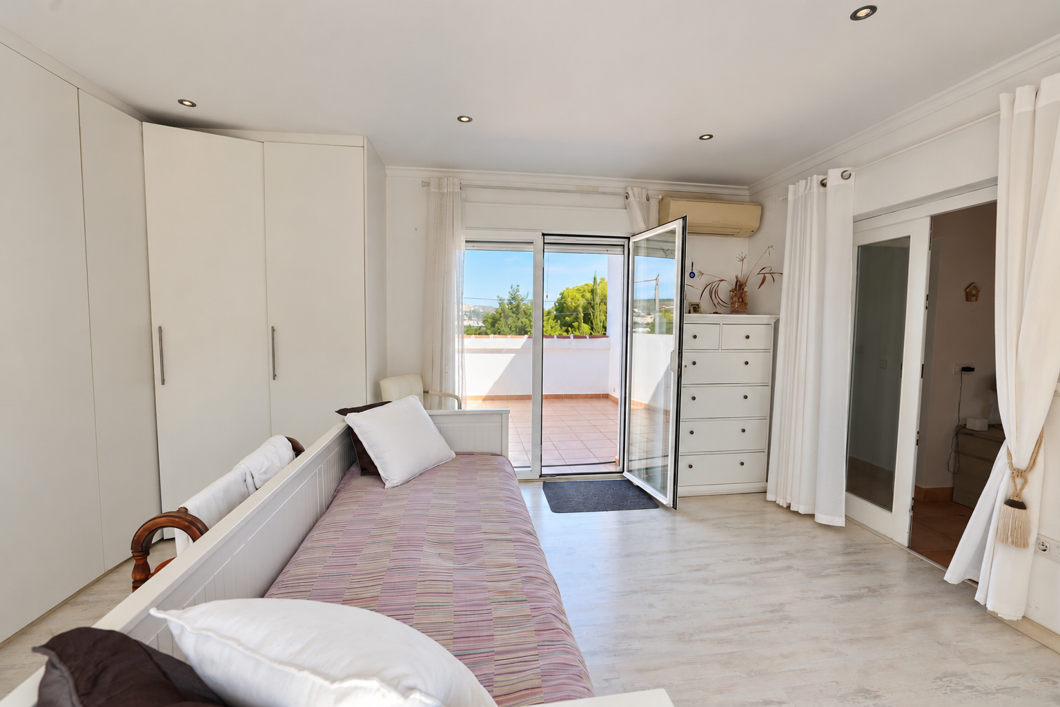 Dormitorio con terraza privada