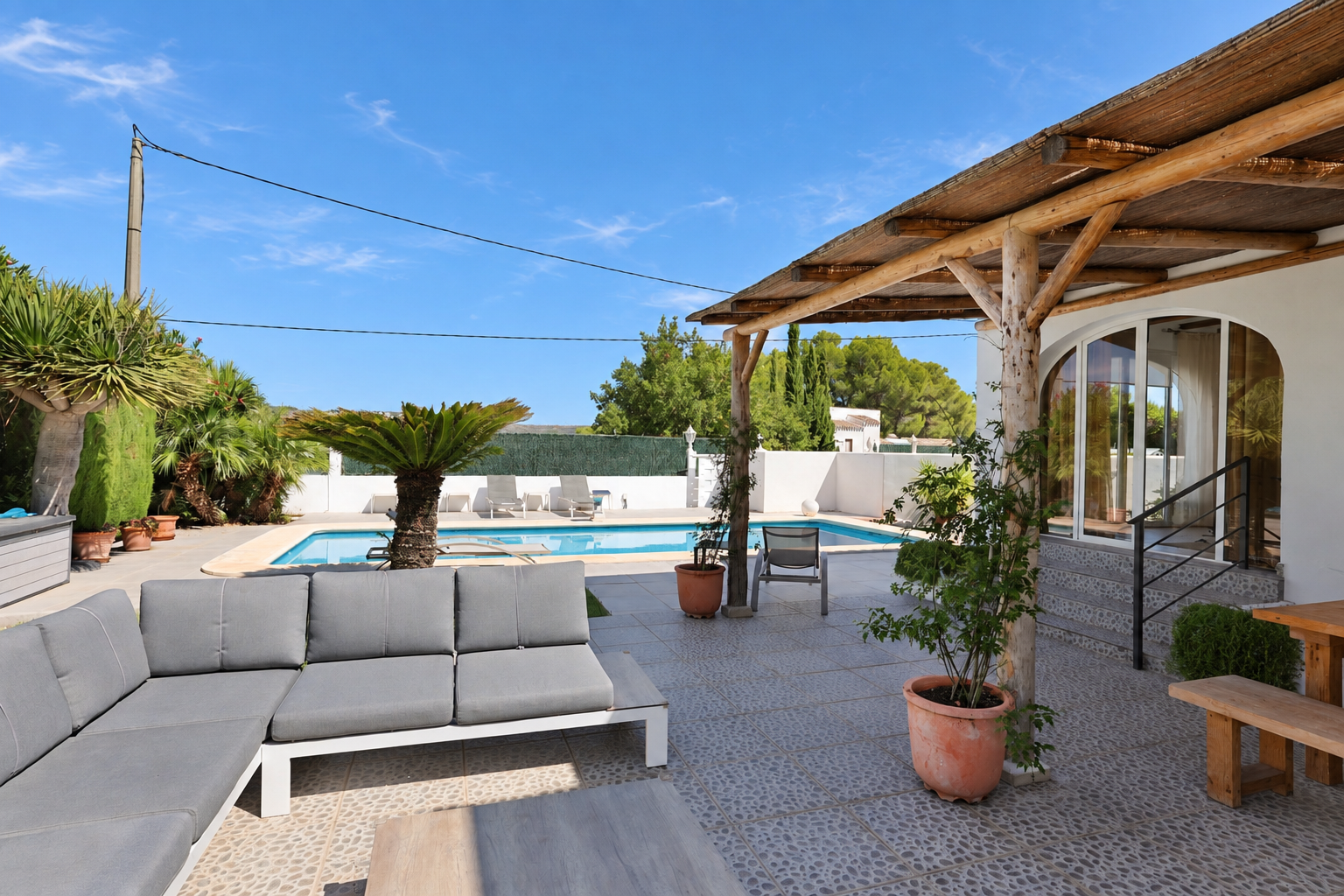 Terraza y piscina
