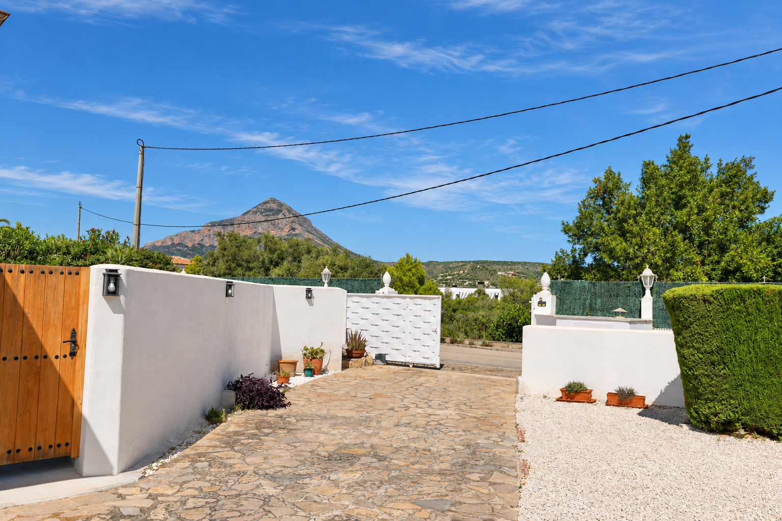 Entrada con vistas al Montgó