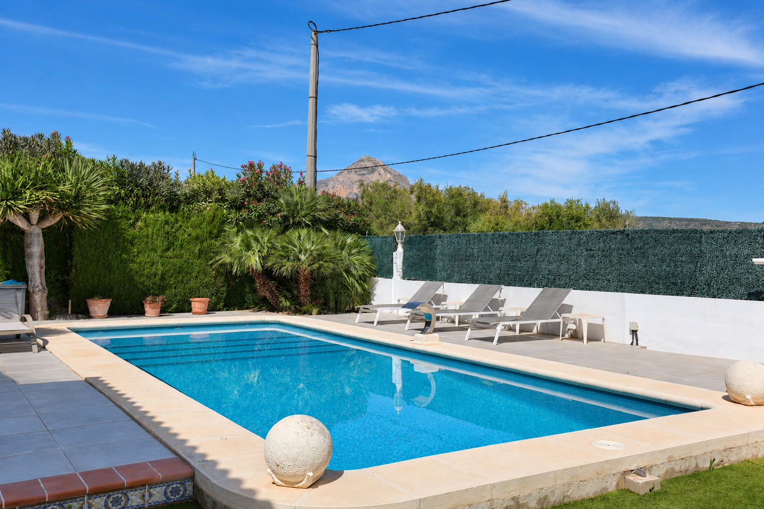 Piscina con vistas al Montgó