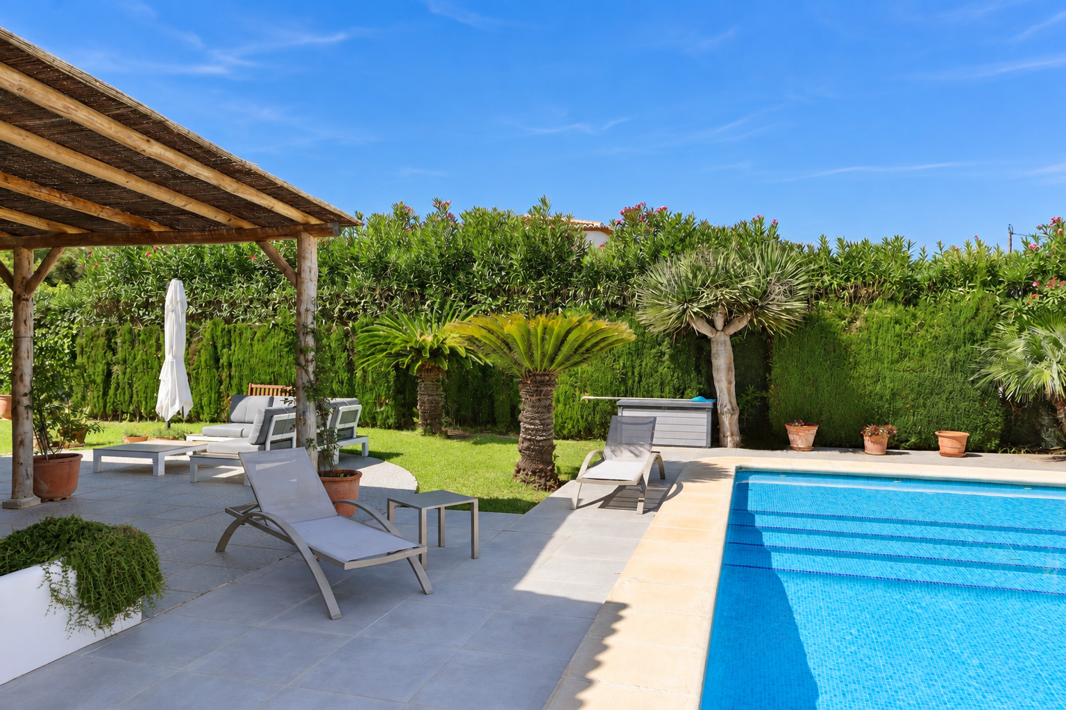 Piscina y jardín