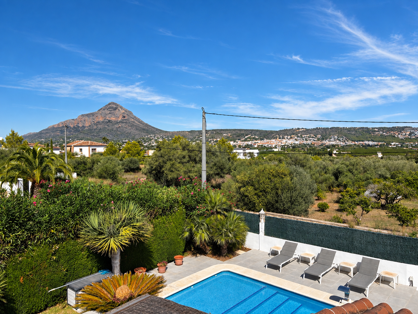 Piscina y vistas al Montgó