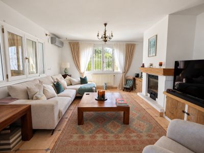 Salón con chimenea