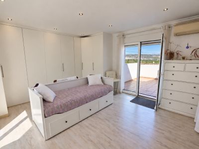 Dormitorio con terraza privada