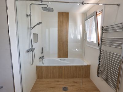 Baño con bañera y ducha