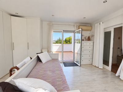 Dormitorio con terraza privada