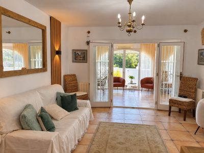 Salón con acceso a la naya