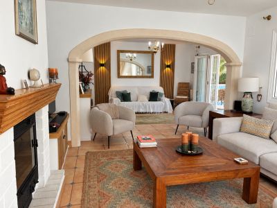 Salón con chimenea