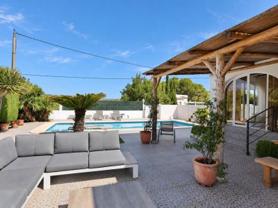 Terraza y piscina