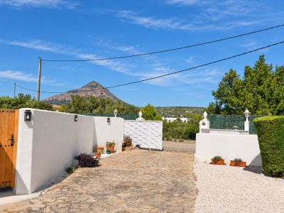 Entrada con vistas al Montgó