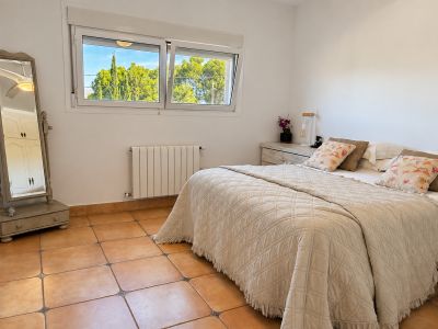 Dormitorio con ventana