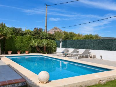 Piscina con vistas al Montgó